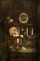 detailopname nog steeds leven, Nederlands schilderij van de 17e eeuw. Aan de tafel Aan een zwart achtergrond zijn bloemen, een schedel, een klok, een viool, sleutels. dingen dat vertellen over een personen leven. foto