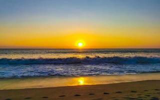 kleurrijk gouden zonsondergang groot Golf en strand puerto escondido Mexico. foto