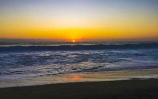 kleurrijk gouden zonsondergang groot Golf en strand puerto escondido Mexico. foto