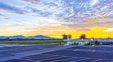 puerto escondido oaxaca Mexico 2022 kleurrijk zonsopkomst Bij luchthaven met bergen in puerto escondido Mexico. foto