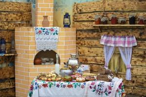 een deel van etnisch Slavisch oekraïens of Wit-Russisch interieur met nationaal voedsel. foto