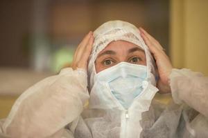 de gezicht van een vrouw dokter detailopname in een beschermend pak. foto