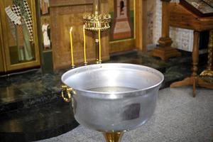 doopvont voor orthodox doop van baby's. voorbereidingen treffen voor de doop van kinderen foto