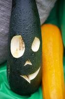 voor halloween, een eng gezicht was gesneden in een courgette. foto