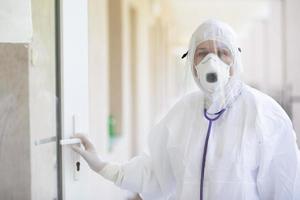 een dokter in een beschermend pak gedurende een epidemie. pandemie, coronavirus. foto