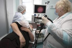 een vrouw dokter houdt een endoscoop gedurende een gastroscopie voor een ziekenhuis geduldig. medisch kantoor voor diagnosticeren buik pijn. foto