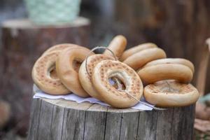 bagels Aan een houten stomp. bundel van vers gebakken brood broodjes. foto