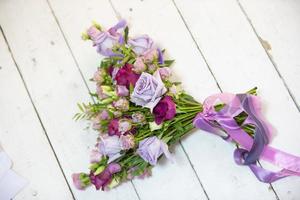 boeket van mooi bloemen Aan een wit houten achtergrond. floristiek. foto