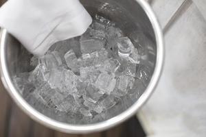 plein stukken van ijs in een emmer voor koeling alcoholisch dranken. foto