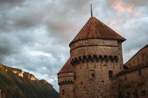 rustig aan kasteel Aan meer Genève gedurende zonsondergang foto