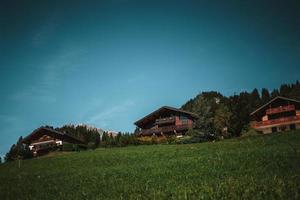 houten hut in de Alpen met bergen in de achtergrond panorama foto