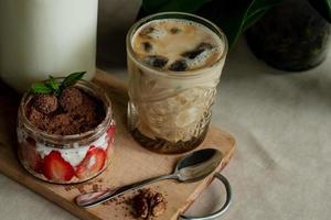 melk fles, tiramisu met aardbei bevroren koffie met melk, heerlijk ontbijt foto