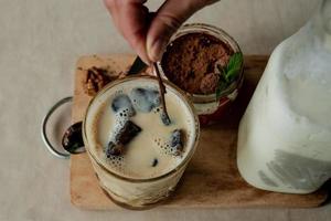 melk fles, tiramisu met aardbei bevroren koffie met melk, heerlijk ontbijt foto