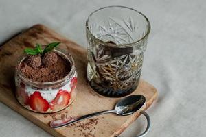 bevroren koffie in een gefacetteerd glas, tiramisu met aardbeien foto