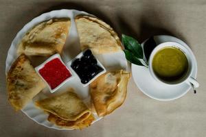 pannenkoek met rood kaviaar en olijven voor ontbijt, munt koffie foto