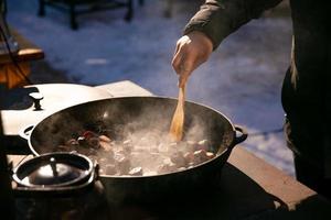 open lucht keuken, frituren eigengemaakt worstjes in saus foto