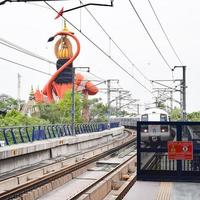 nieuw Delhi Indië - juni 21 2022 - Delhi metro trein aankomen Bij jhandewalan metro station in nieuw Delhi, Indië, Azië, openbaar metro vertrek van jhandewalan station foto