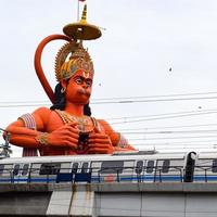 nieuw Delhi, Indië - juni 21, 2022 - groot standbeeld van heer Hanuman in de buurt de Delhi metro brug gelegen in de buurt karol zak, Delhi, Indië, heer Hanuman groot standbeeld aanraken lucht foto