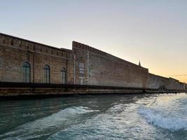 muren van oud aandelen Aan waterkant in Venetië stad foto