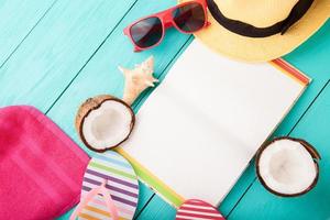 zomer accessoires voor modern vrouw Aan haar vakantie. top visie. blauw houten achtergrond met kopiëren ruimte. foto