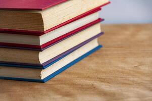 stapels van boeken Aan houten tafel met aanpasbare ruimte voor tekst. kopiëren ruimte en onderwijs concept. foto