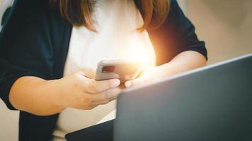 online verkoop of online boodschappen doen concept.aziatisch vrouw werken Bij huis door verkoop online en hij is momenteel accepteren en nemen bestellingen.zaken van verkoper handelaar online e-commerce. foto