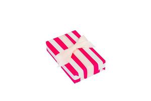 Kerstmis of andere vakantie handgemaakt Cadeau in roze papier met wit lintje. geïsoleerd Aan wit achtergrond, top visie. dankzegging geschenk doos concept foto