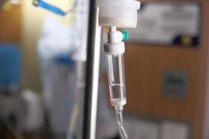 zoutoplossing druipt in de ziekenhuiskamer