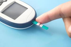 man's vinger glucose niveau te meten foto