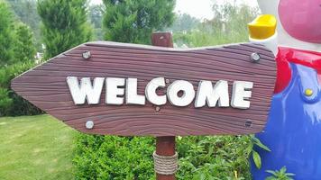 dichtbij omhoog van Welkom teken bord in een park foto