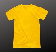 t-shirt mockup met zwart achtergrond foto