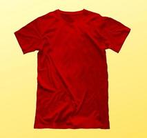 t-shirt mockup met geel achtergrond foto