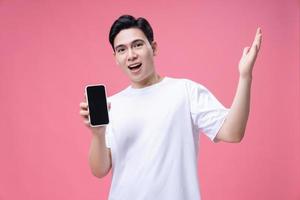 jong Aziatisch Mens gebruik makend van smartphone Aan achtergrond foto
