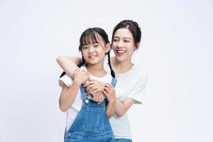 beeld van Aziatisch moeder en dochter Aan achtergrond foto