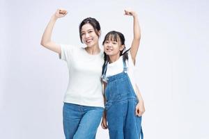 beeld van Aziatisch moeder en dochter Aan achtergrond foto