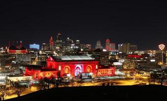 Kansas stad, missouri, Verenigde Staten van Amerika. februari 13, 2023. Kansas de stad unie station lit omhoog in rood en goud hoofden kleuren. foto