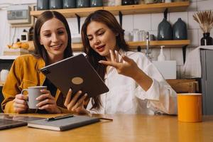 ondernemers en bedrijf mensen conferentie in modern vergadering kamer, gelukkig multiraciaal collega's hebben pret samenwerken werken samen Bij kantoor ontmoeting, Aziatisch samenspel concept foto