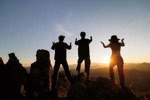 silhouet van mensen bidden Aan de berg Bij zonsopkomst, groep behandeling sessie, religieus christen team bidden samen voor herstel geven psychologisch steun, begeleiding opleiding vertrouwen concept. foto