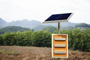 mini zonne- cel paneel geïnstalleerd buitenshuis. blauw lucht achtergrond. concept , gebruik makend van groen en schoon energie voor omgeving. hernieuwbaar energie, natuurlijk macht van zonlicht naar verminderen globaal opwarming. foto