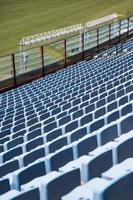 close-up detail van de blauwe stadionstoelen foto