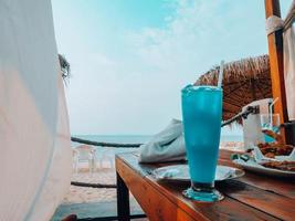 reizen strand zomer seizoen tijd paraplu zacht drinken blauw Hawaii drank glas sap koel water zee zand zon oceaan lucht buitenshuis kom tot rust fruit natuurlijk evenement partij gelukkig vakantie luxe toerisme verfrissing foto