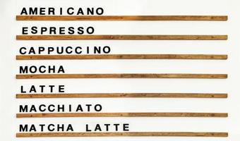 koffie menu Aan houten plank foto