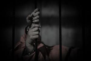handen van Dames ten einde raad naar vangst de ijzer gevangenis, gevangene concept, thailand mensen, hoop naar worden gratis, als de schenden de wet zou worden gearresteerd en gevangen gezet. foto