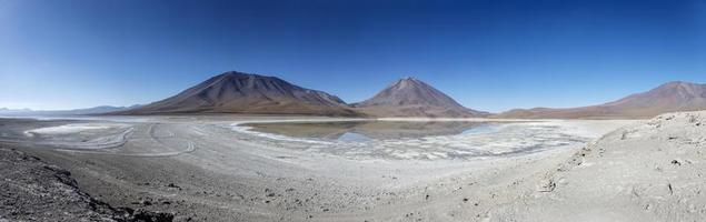 laguna verde-meer en licancabur-vulkaan in bolivia foto