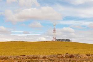 toren van cellulair communicatie met zonne- panelen in de steppe, Mongolië foto