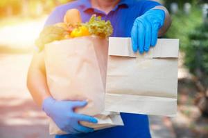 foodserviceproviders die maskers en handschoenen dragen. thuisblijven vermindert de verspreiding van het covid-19-virus foto