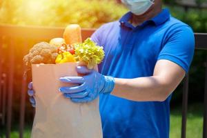 foodserviceproviders die maskers en handschoenen dragen. thuisblijven vermindert de verspreiding van het covid-19-virus foto