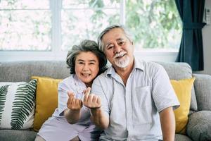 senior koppel samen in hun woonkamer foto