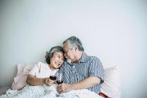 bejaarde echtpaar genieten van hun verjaardag in de slaapkamer foto