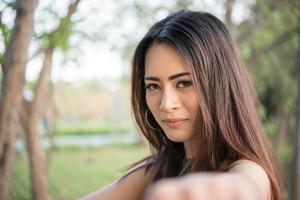 portret van een lachend meisje ontspannen in natuurpark buitenshuis foto